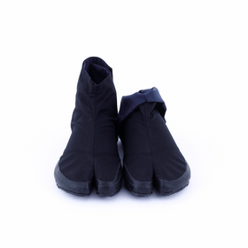 Front view of black Tabi Shoes "U-ten"