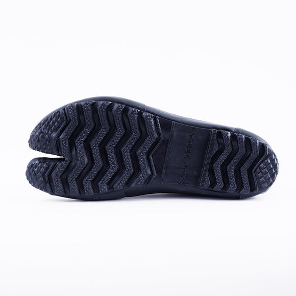 Outsole view of black Tabi Shoes " U-ten x FLEECE "