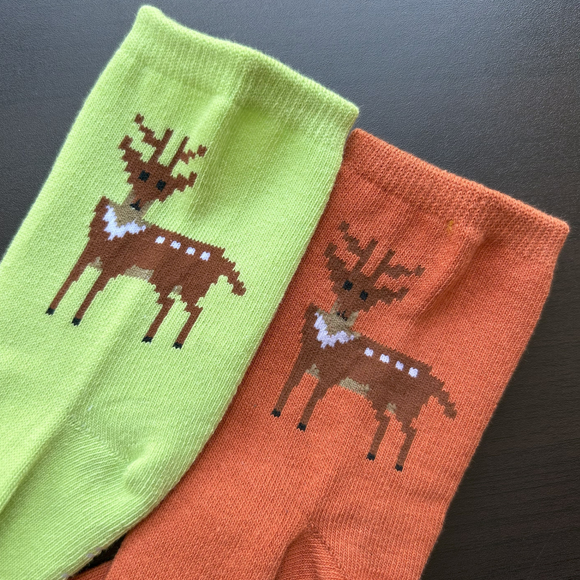 Pixel Shika children’s size tabi socks featuring a pixel-style Shika design in green and orange.