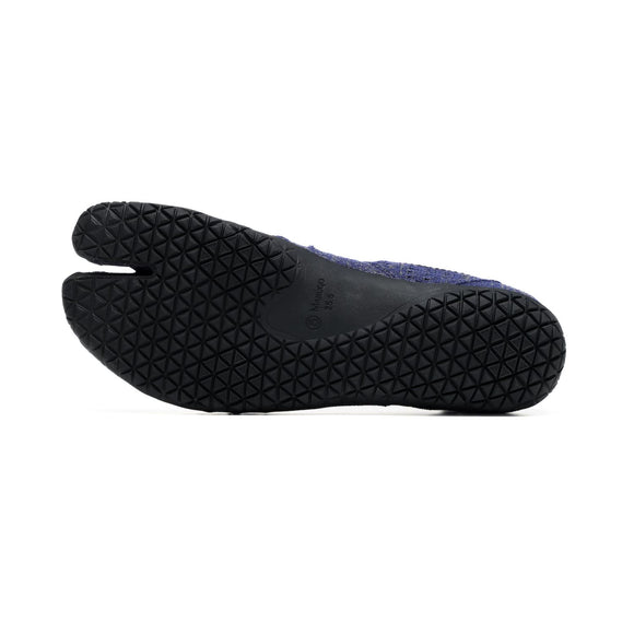 Outsole view of zebra navy Tabi Shoes " hitoe+ "