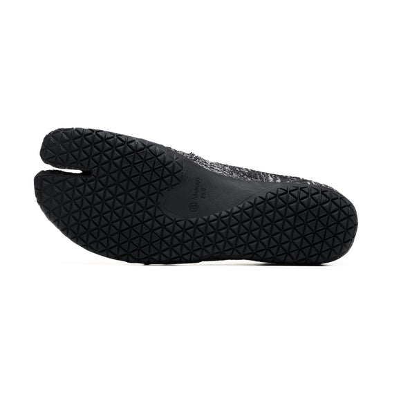 Outsole view of zebra white Tabi Shoes " hitoe+ "