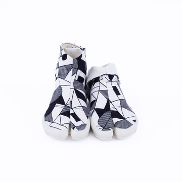 MEMORY Black tabi shoes, front view
