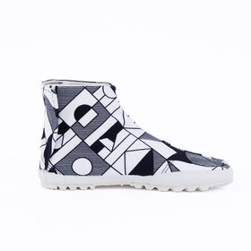 MEMORY Black tabi shoes, right side