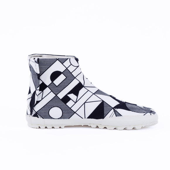 MEMORY Black tabi shoes, right side