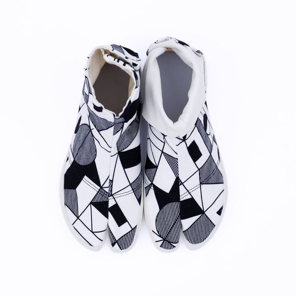 MEMORY Black tabi shoes, top view