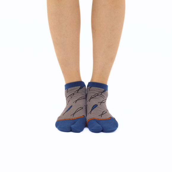 Person wearing short gray Tabi Socks " Shirasu2", front view