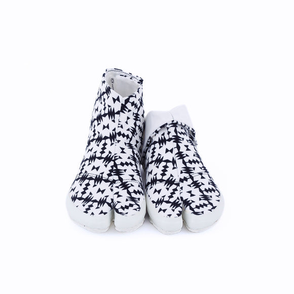 Front view of black Tabi Shoes " TIGRE "