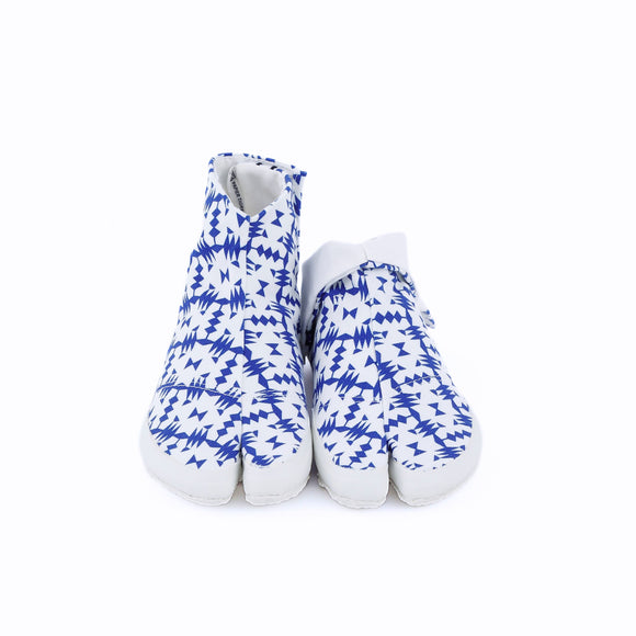 Front view of blue Tabi Shoes " TIGRE "