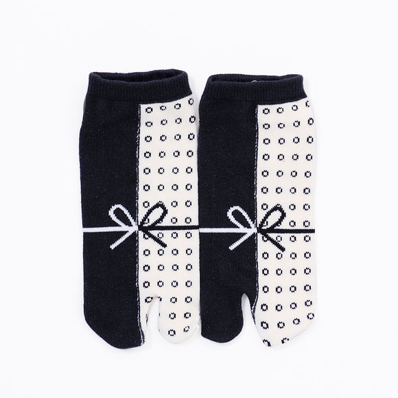 Front view of short black Tabi Socks " Goen "