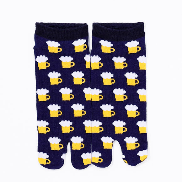 Front view of short navy Tabi Socks " Beer "