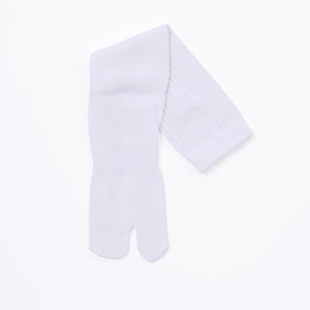 Front view of white Tabi Socks "NOBI NOBI"