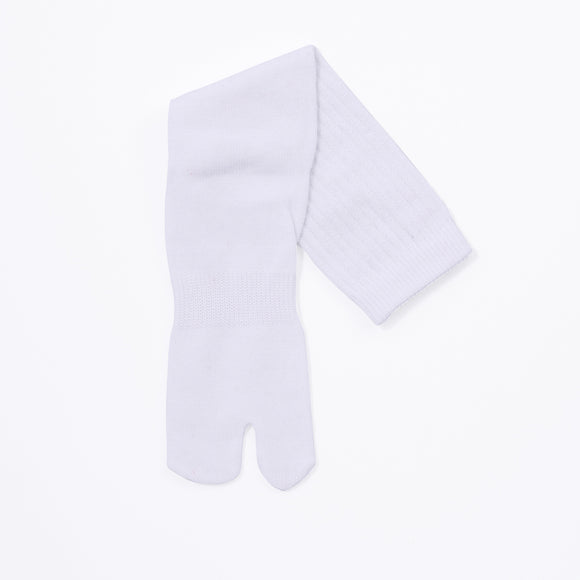 Front view of white Tabi Socks "NOBI NOBI"
