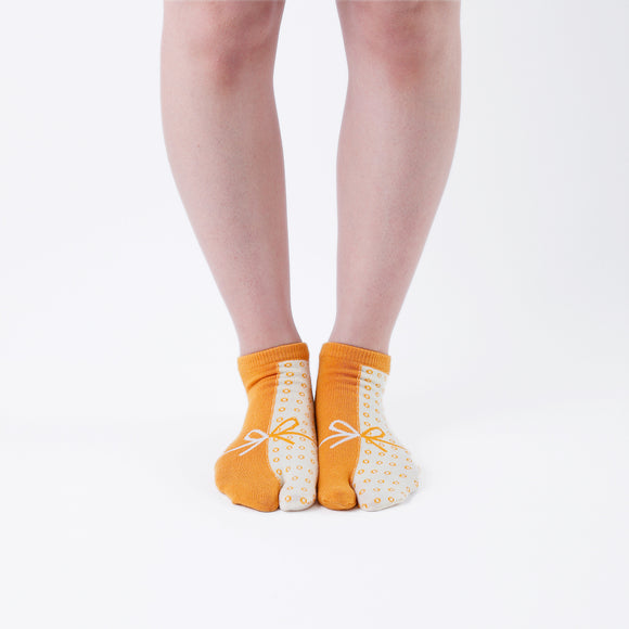 Person wearing short yellow Tabi Socks " Goen ", front view