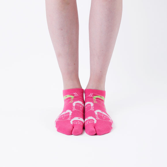 Person wearing short pink Tabi Socks " Kamakura Daibutsu ", front view