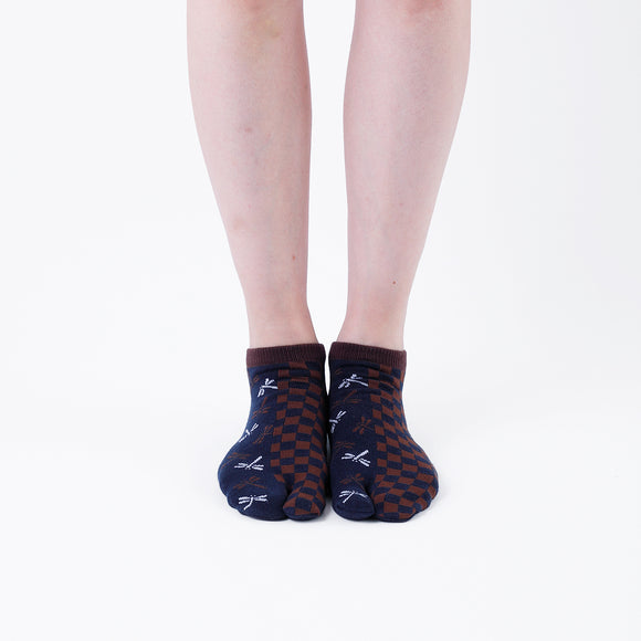 Person wearing short navy Tabi Socks " Tonbo & Ichimatsu ", front view