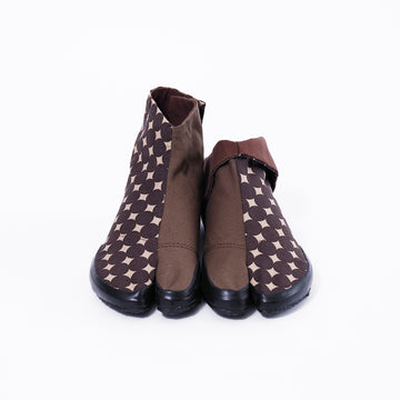 Front view of brown Tabi Shoes "PLANET"