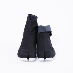 Front view of black Tabi Shoes "RAIN"